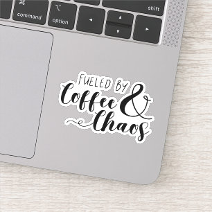 Mit Kaffee und Chaos gespeist Aufkleber