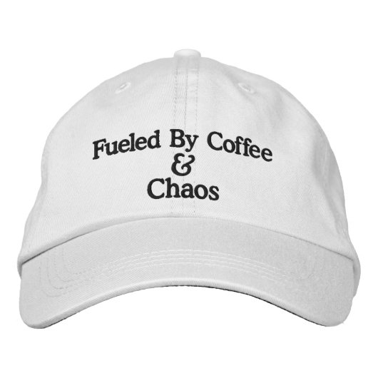 Mit Kaffee und Chaos gespeist Bestickte Baseballkappe (Vorderseite)