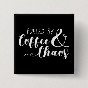 Mit Kaffee und Chaos gespeist Button