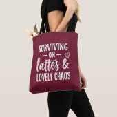 Mit Kaffee und herrlichem Chaos überleben Tasche (Von Nahem)