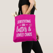 Mit Kaffee und herrlichem Chaos überleben Tasche (Von Nahem)