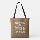 Mit Kaffee und herrlichem Chaos überleben Tasche (Rückseite)
