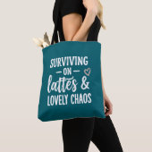 Mit Kaffee und herrlichem Chaos überleben Tasche (Von Nahem)