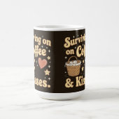 Mit Kaffee und Küssen überleben Kaffeetasse (Mittel)