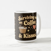 Mit Kaffee und Küssen überleben Kaffeetasse (VorderseiteRechts)