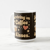 Mit Kaffee und Küssen überleben Kaffeetasse (Vorderseite Links)