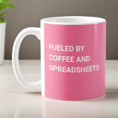 Mit Kaffee und Spreadsheets gespeist - glänzend ro Kaffeetasse