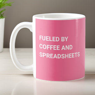 Mit Kaffee und Spreadsheets gespeist - glänzend ro Kaffeetasse