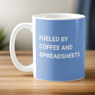 Mit Kaffee und Spreadsheets gespeist - hellblau Kaffeetasse