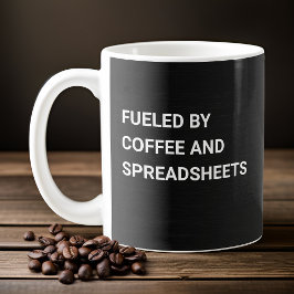 Mit Kaffee und Spreadsheets gespeist - Schwarz Kaffeetasse