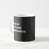 Mit Kaffee und Spreadsheets gespeist - Schwarz Kaffeetasse (Vorderseite Links)