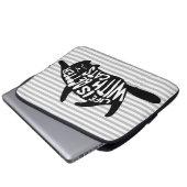 Mit Katzen ist das Leben besser | Fun Typografie Laptopschutzhülle (Vorne Knopf)