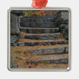 Mit Kiefernnadeln bedeckte Stufen, White Mountain Ornament Aus Metall