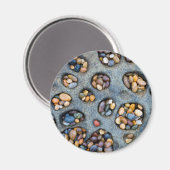 Mit Kieselsteinen gefüllte Löcher, CA Magnet (Vorderseite/Rückseite)