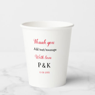 Mit Liebe fügen Sie den Namen des Paares hinzu, da Pappbecher