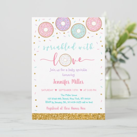 Mit Liebe gesprenkelt pinkfarbene, goldfarbene Pas Einladung (Stehend Vorderseite)