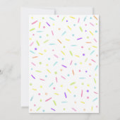 Mit Liebe gesprenkelt Rainbow Baby Sprinkle Einladung (Rückseite)