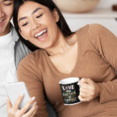 Mit Liebe vereint: Die Botschaft verkörpern Kaffeetasse