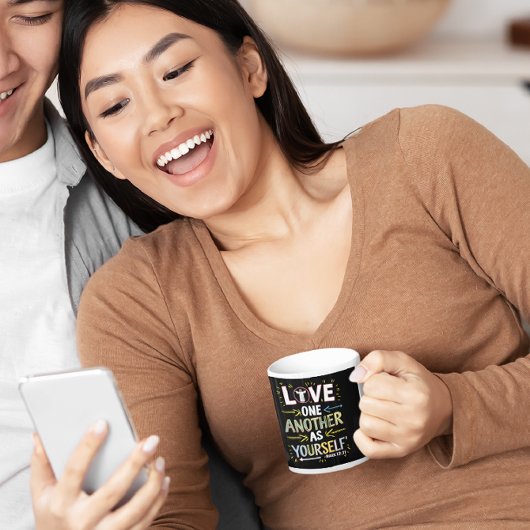 Mit Liebe vereint: Die Botschaft verkörpern Kaffeetasse