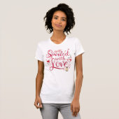 "Mit Liebe Verwöhnt" Romantischer Spruch T-Shirt (Vorne ganz)