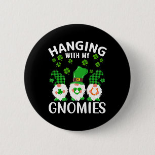 Mit meinen Gnomes hängen St. Patricks Day Grüner G Button