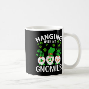 Mit meinen Gnomes hängen St. Patricks Day Grüner G Kaffeetasse