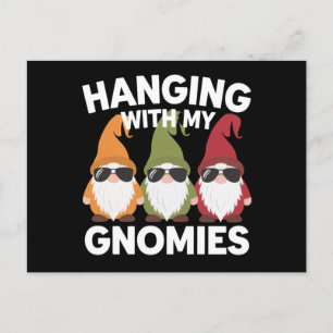 Mit meinen Gnomies hängend Lustiger Gartenzwerg Postkarte