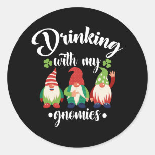 Mit meinen Gnomies trinken Lustiger St. Patrick's Runder Aufkleber