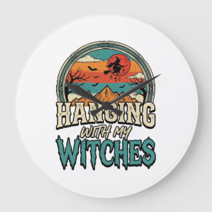 Mit meinen Hexen abhängen Vintage-Halloween-Design Große Wanduhr