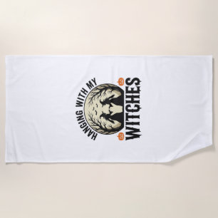 Mit meinen Hexen abhängen Vintage-Halloween-Design Strandtuch