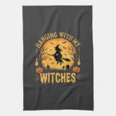 Mit meinen Hexen hängend Halloween-Design (2) Geschirrtuch (Vertikal)