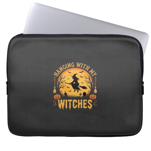 Mit meinen Hexen hängend Halloween-Design (2) Laptopschutzhülle (Vorderseite)