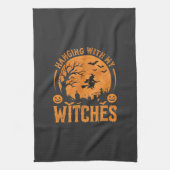 Mit meinen Hexen hängend Halloween-Design (3) Geschirrtuch (Vertikal)