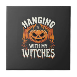 Mit meinen Hexen hängend Halloween-Kürbis Fliese