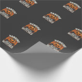 Mit meinen Hexen hängend Halloween-Kürbis Geschenkpapier (Ecke)