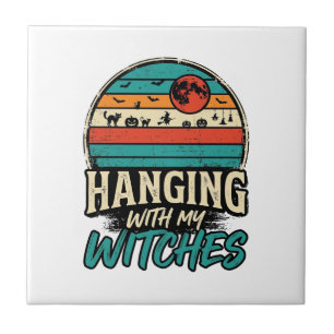 Mit meinen Hexen hängend Vintage-Halloween-Shirt D Fliese