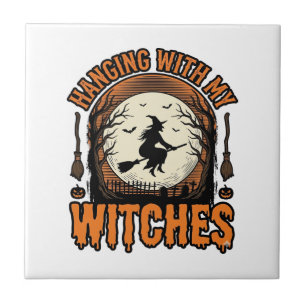 Mit meinen Hexen hängend Vintage-Halloween-Shirt D Fliese