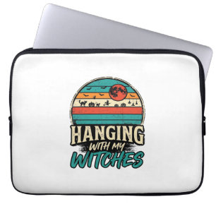 Mit meinen Hexen hängend Vintage-Halloween-Shirt D Laptopschutzhülle