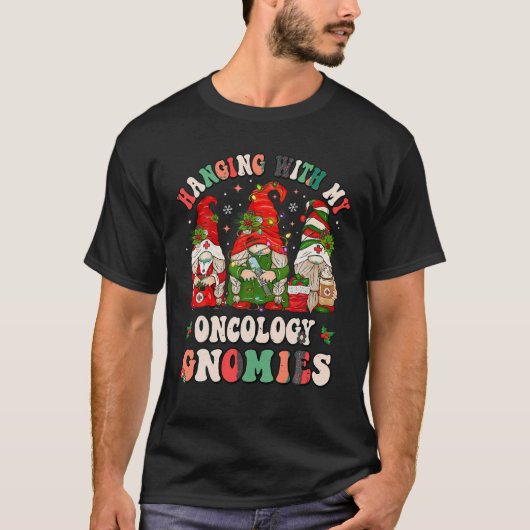 Mit meinen Onkologie-Gnomen Weihnachten RN Onco T-Shirt (Vorderseite)