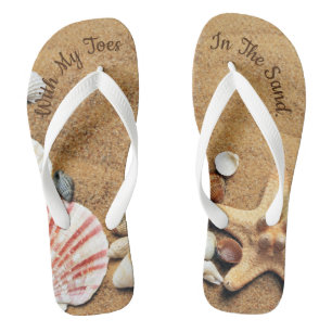Mit meinen Zehen im Sand Badesandalen