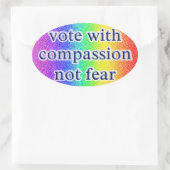 mit Mitgefühl abstimmen, nicht fürchten Ovaler Aufkleber (Tasche)