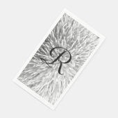 Mit Monogramm Abstrakte Blüten in Weiß und Schwarz Serviette (Ecke)