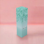 Mit Monogramm Aqua Blue Glitzer Tropfen Weinkarte Weinbox<br><div class="desc">Monogram Robins Egg Aquamarine Blue Dripping Glitzer Metallic personalisiert schlanker Wein Geschenkbox. Mit diesem speziellen monogramm Metallic-Imitat-Foliengefälle mit simuliertem Tropfen-Glitzer-Grafikgifting können Sie Ihren Empfänger mit dem intuitiven und einfachen Personalisierungstool von zazzle zum letzten Mal in einem Snap-In hinzufügen.</div>