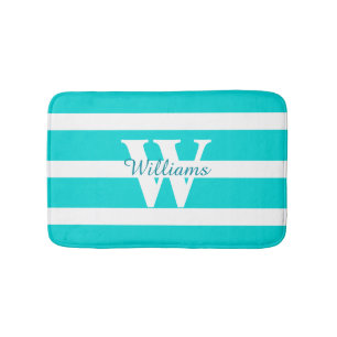 Mit Monogramm Aquamarine und weiße Badematte