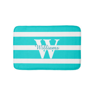 Mit Monogramm Aquamarine und weiße Badematte