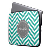 Mit Monogramm Aquamarines Blau und Grau Zigzag Laptopschutzhülle (Vorderseite Links)