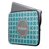 Mit Monogramm Aquamarines Quatrefolienmuster Laptopschutzhülle (Vorderseite Links)