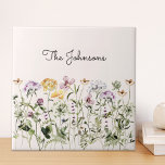 Mit Monogramm Aquarellgarten Wildblume Fliese<br><div class="desc">Bringen Sie eine Touch von Naturschönheiten in Ihren Raum mit unserer Wildblume Garden Keramik Fliesen Entdecken Sie eine reizvolle Sammlung von bunten Blumen,  die den Charme der Natur in Innenräumen bringen wird. Sie können es personalisieren,  indem Sie Ihren Namen hinzufügen. Gut als Geschenk für Natur- und Blume-Liebhaber.</div>