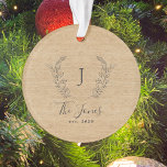 Mit Monogramm Bauernhaus Ornament<br><div class="desc">Maßgeschneidertes Monogramm und Name mit familiengeführtem,  eleganten Bauernstil runden Baum-Ornament.        Ein modernes Sake-Geschenk für Weihnachtsfeiertage.</div>