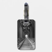 Mit Monogramm Baumbrücke in Schwarz-Weiß Gepäckanhänger (Rückseite vertikal)